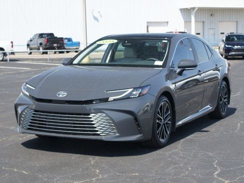 Used 2025 Toyota Camry XLE FWD image 2