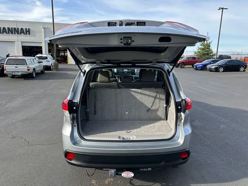 Used 2018 Toyota Highlander LE image 11
