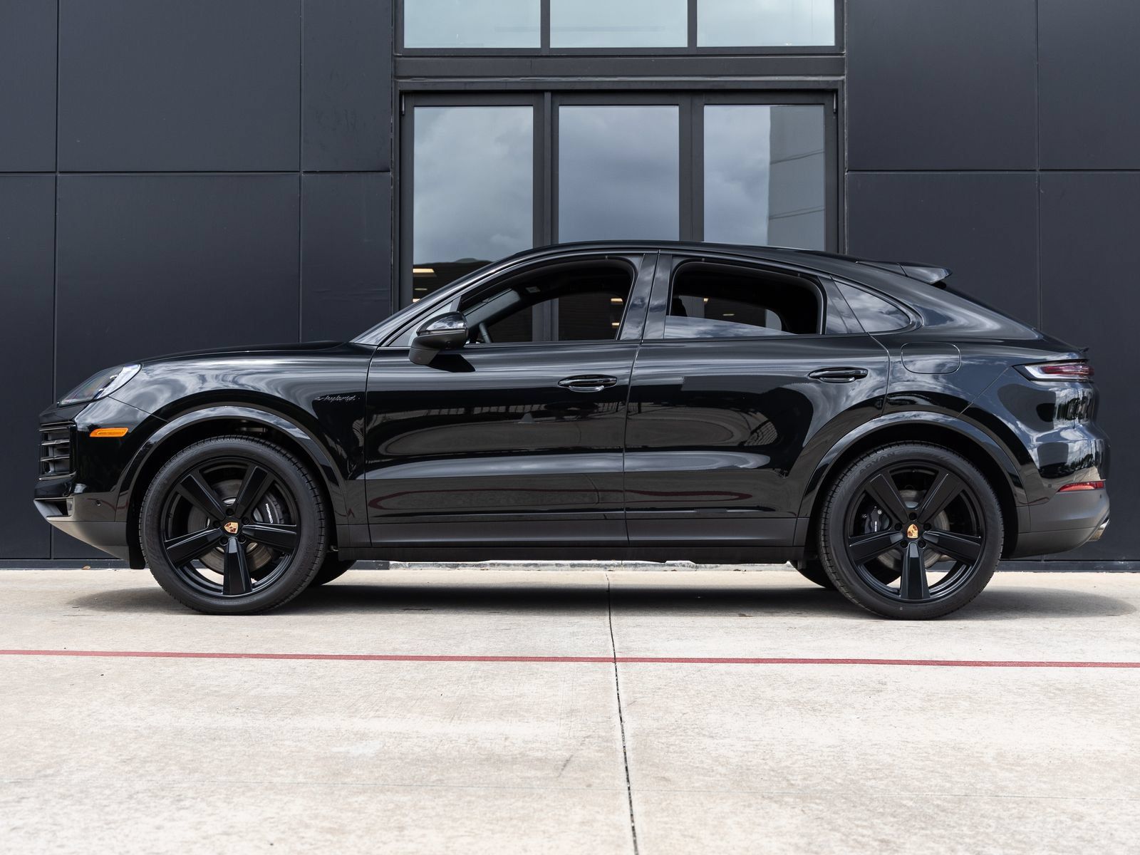 Certified 2025 Porsche Cayenne E-Hybrid Coupe AWD/4WD image 2