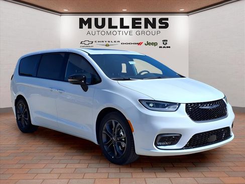 New 2026 Chrysler Pacifica Select image 3