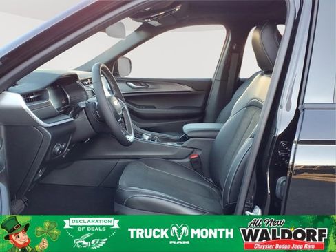 New 2025 Jeep Grand Cherokee Altitude image 9