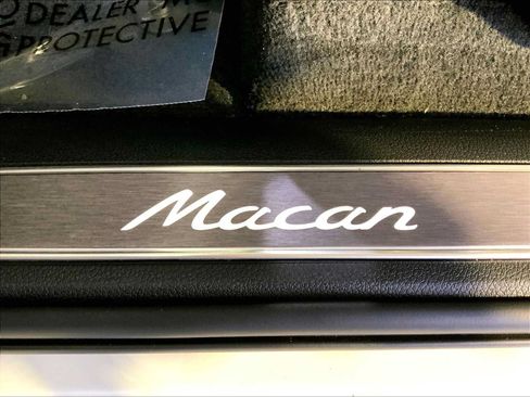 Certified 2023 Porsche Macan AWD/4WD image 19