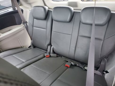 Used 2010 Volkswagen Routan SE image 19