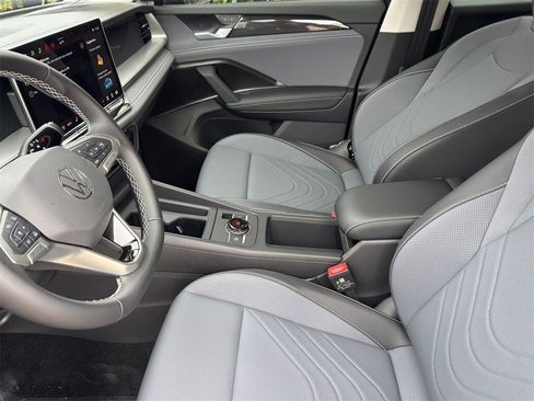 New 2026 Volkswagen Tiguan SE image 9