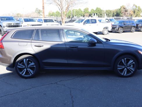 Used 2025 Volvo V60 B5 Cross Country Plus image 11