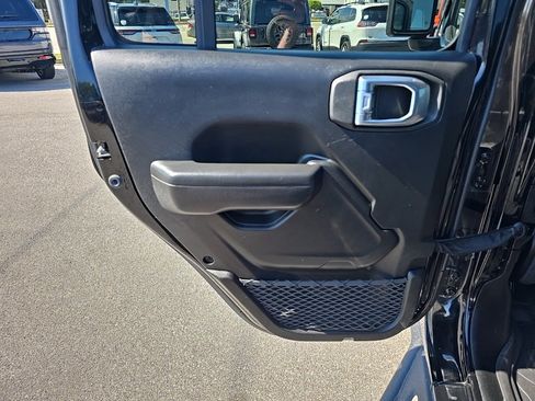 Certified 2022 Jeep Gladiator Willys image 14