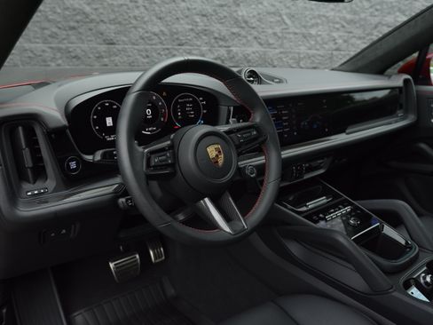 Certified 2025 Porsche Cayenne GTS AWD/4WD image 18