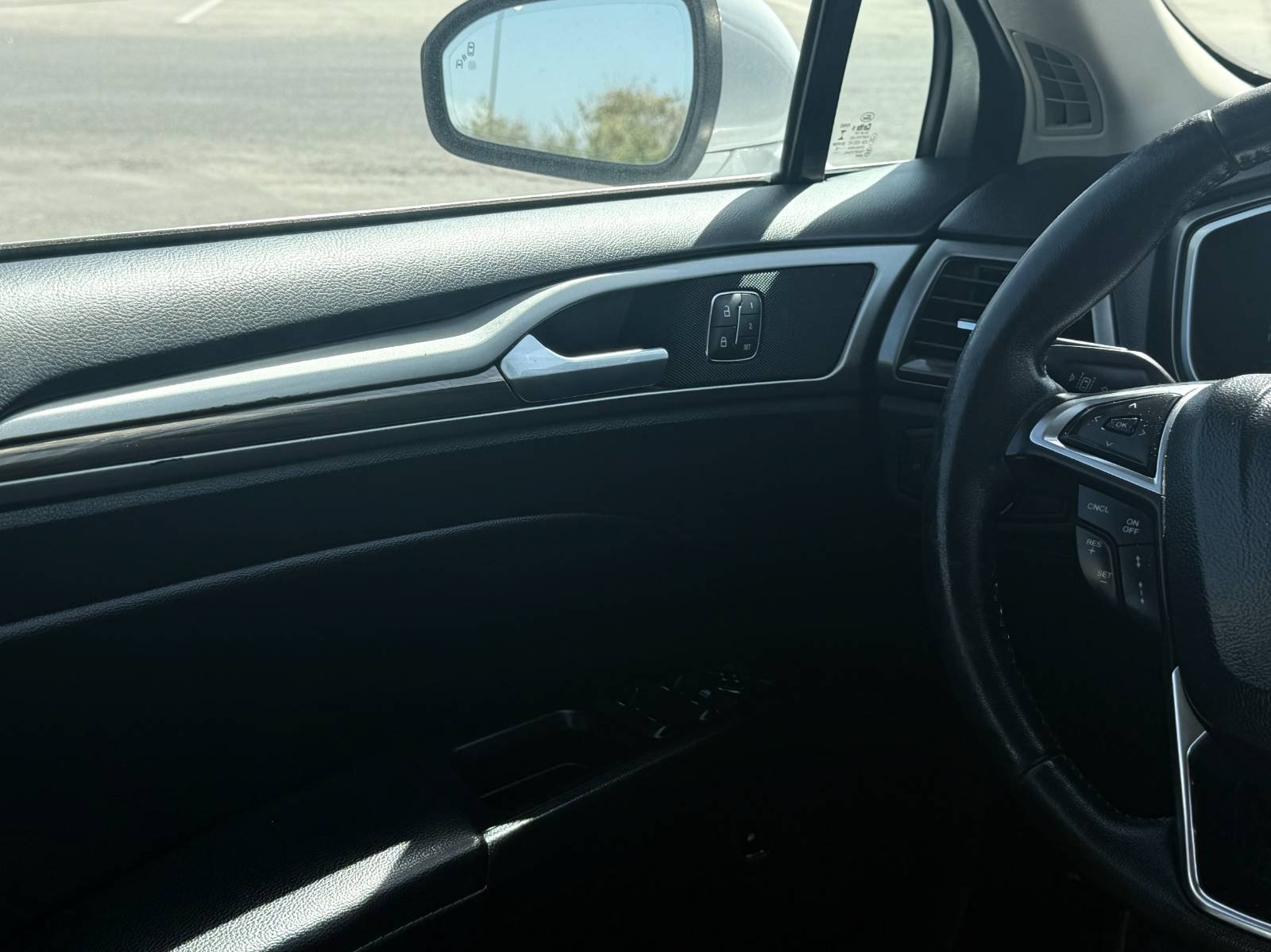 Used 2018 Ford Fusion SE w/ Equipment Group 602A FWD image 27