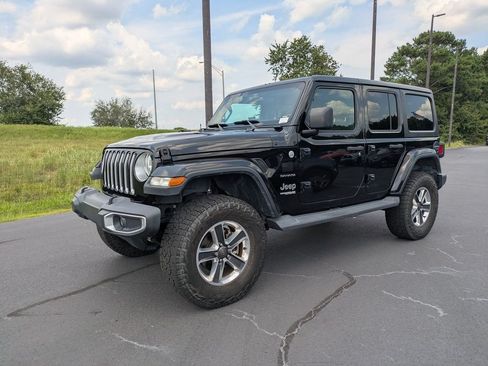Used 2018 Jeep Wrangler Unlimited Sahara w/ Cold Weather Group AWD/4WD image 8