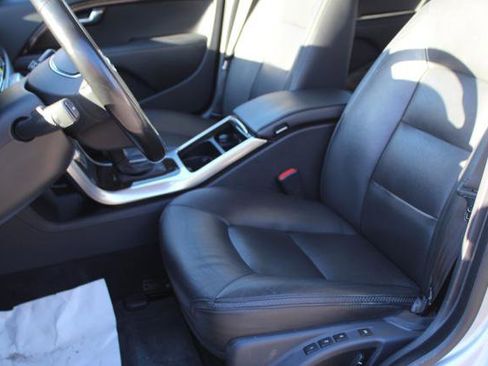 Used 2016 Volvo XC70 T5 Premier w/ Proximity Package image 13