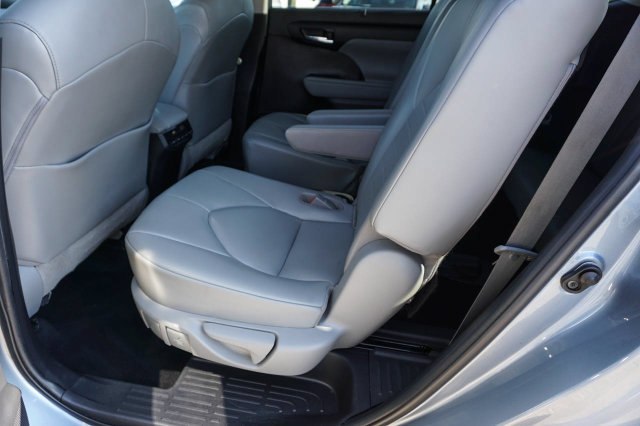 Used 2021 Toyota Highlander XLE FWD image 18