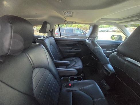Used 2021 Toyota Highlander XLE AWD/4WD image 8