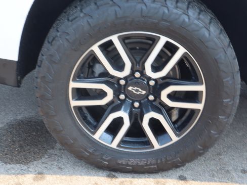 Used 2021 Chevrolet Tahoe Z71 w/ Z71 Off-Road Package AWD/4WD image 16