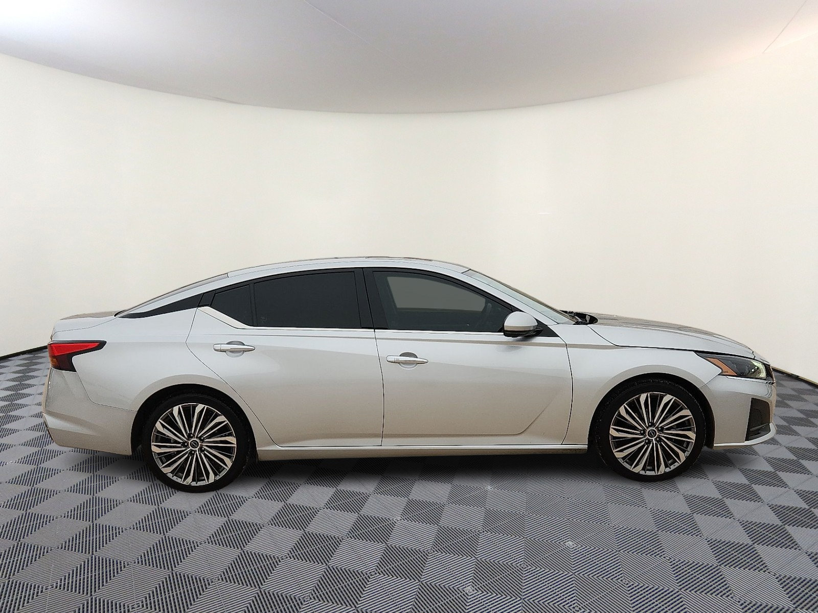 Used 2023 Nissan Altima 2.5 SL FWD image 5