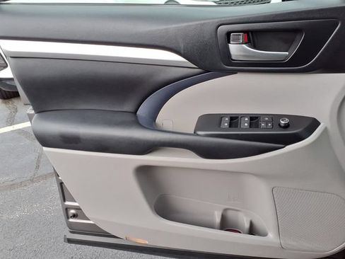 Used 2019 Toyota Highlander XLE AWD/4WD image 16
