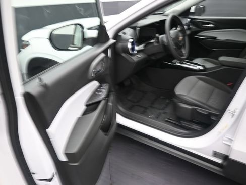 Used 2024 Chevrolet Trax LT FWD image 11