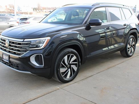 Certified 2024 Volkswagen Atlas SE image 3