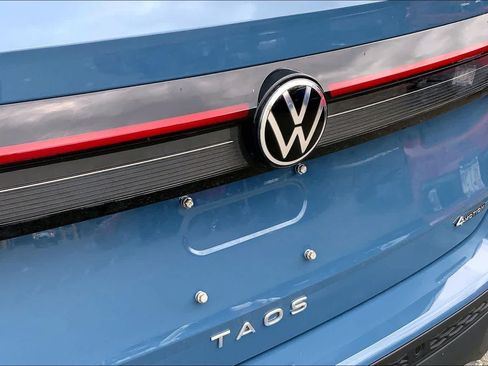 Used 2025 Volkswagen Taos SE AWD/4WD image 10