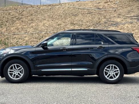 Used 2025 Ford Explorer Active w/ Active Comfort Package RWD image 3
