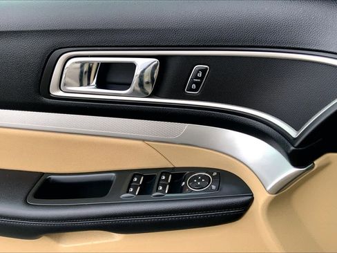 Used 2017 Ford Explorer XLT w/ Equipment Group 202A FWD image 32