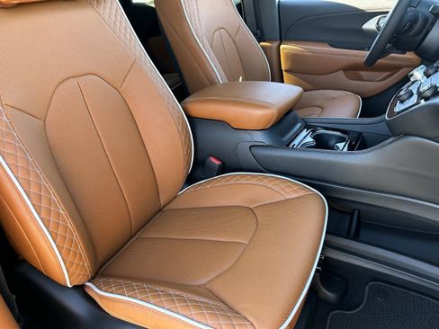 New 2026 Chrysler Pacifica Pinnacle image 8