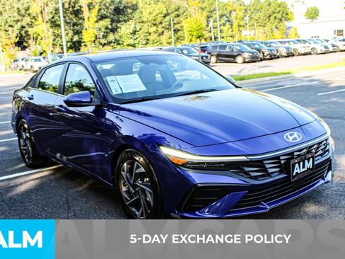 Used 2025 Hyundai Elantra SEL FWD image 3