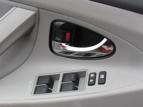 Used 2010 Toyota Camry image 30