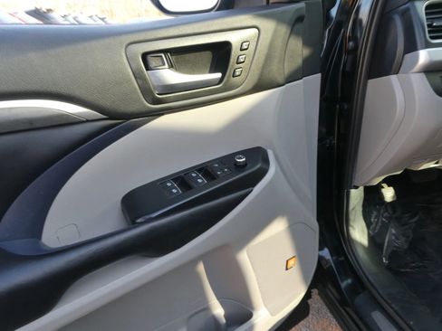 Used 2019 Toyota Highlander Limited image 16
