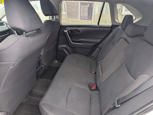 Used 2021 Toyota RAV4 LE AWD/4WD image 18