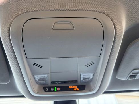 Used 2022 GMC Acadia SLE w/ Driver Convenience Package image 11