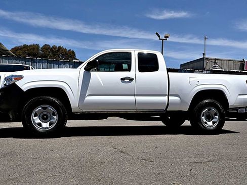 Used 2022 Toyota Tacoma SR RWD image 4