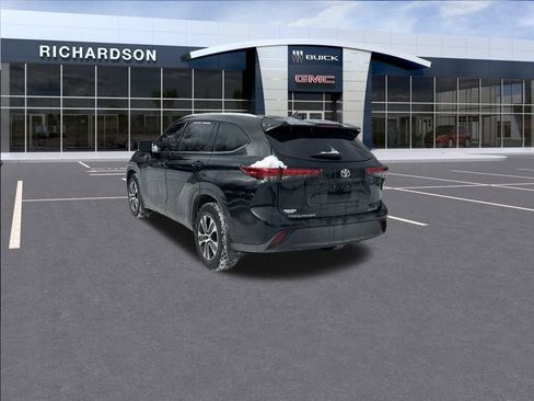 Used 2022 Toyota Highlander XLE image 3