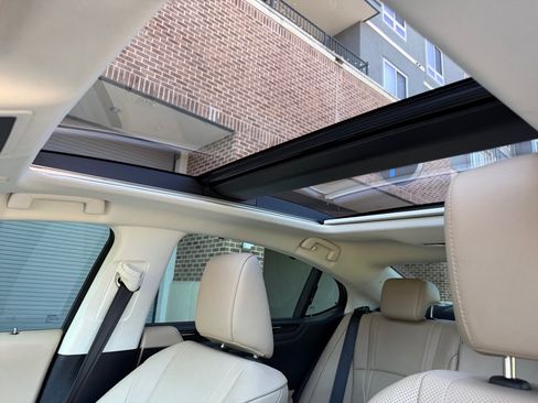 Used 2019 Lexus ES 350 Ultra Luxury w/ Accessory Package 2 FWD image 14