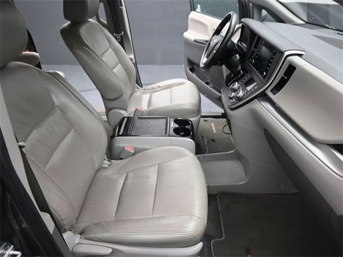 Used 2020 Toyota Sienna LE image 27