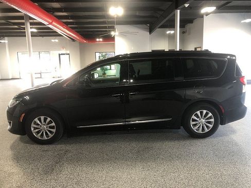 Used 2018 Chrysler Pacifica Touring-L Plus FWD image 2