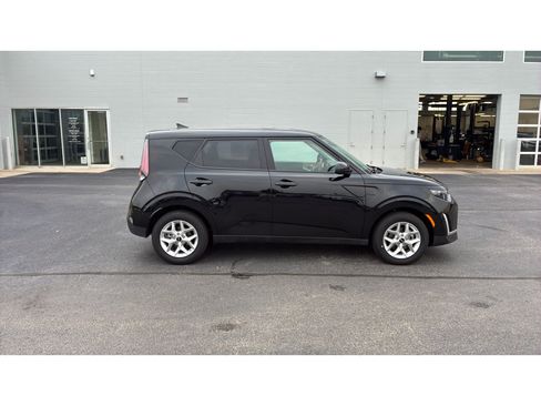 Used 2025 Kia Soul LX w/ LX Technology Package FWD image 8