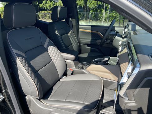 New 2025 GMC Canyon Denali w/ LPO, Denali Black Edition image 64