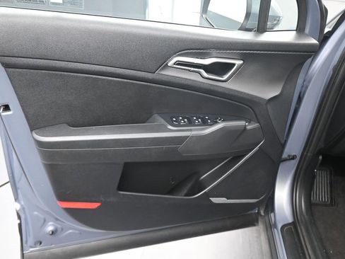 Used 2025 Kia Sportage LX FWD image 5