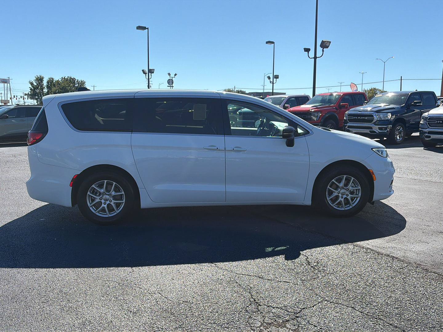 Used 2024 Chrysler Pacifica Touring-L FWD image 6