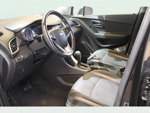 Used 2020 Chevrolet Trax LT w/ LT Convenience Package image 11