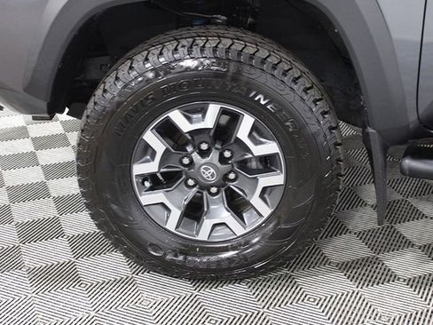 Certified 2022 Toyota Tacoma TRD Off-Road AWD/4WD image 17