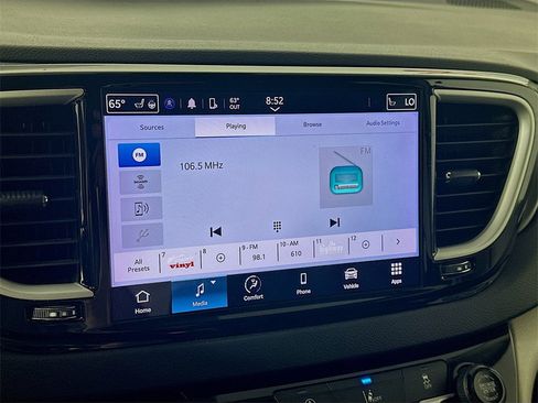 Used 2022 Chrysler Pacifica Touring-L image 17