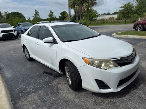 Used 2013 Toyota Camry LE FWD image 2