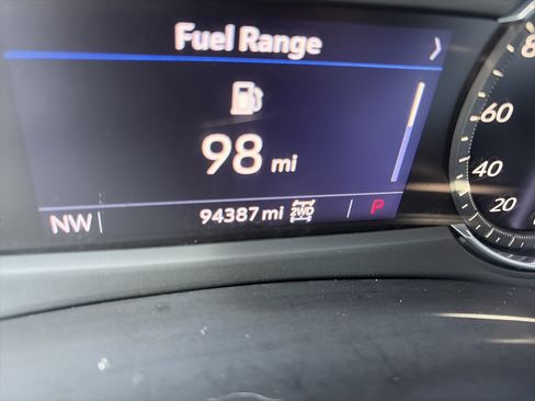 Used 2022 Cadillac XT4 Luxury w/ Cold Weather Package AWD/4WD image 23