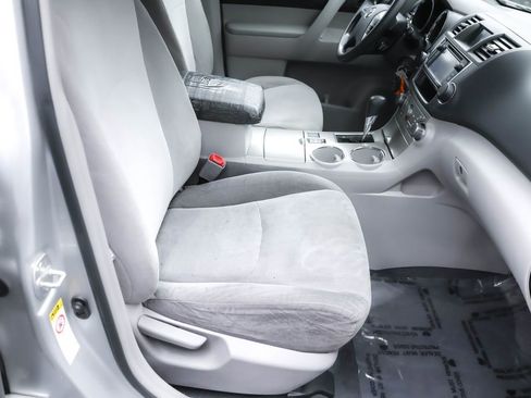 Used 2013 Toyota Highlander Plus w/ Cold Weather Pkg image 23