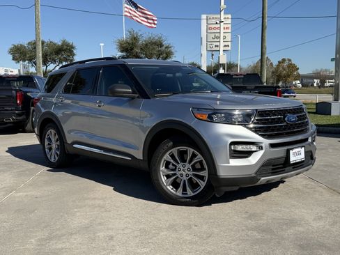 Used 2021 Ford Explorer XLT w/ Equipment Group 202A image 2