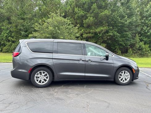 Used 2023 Chrysler Pacifica Touring-L FWD image 27