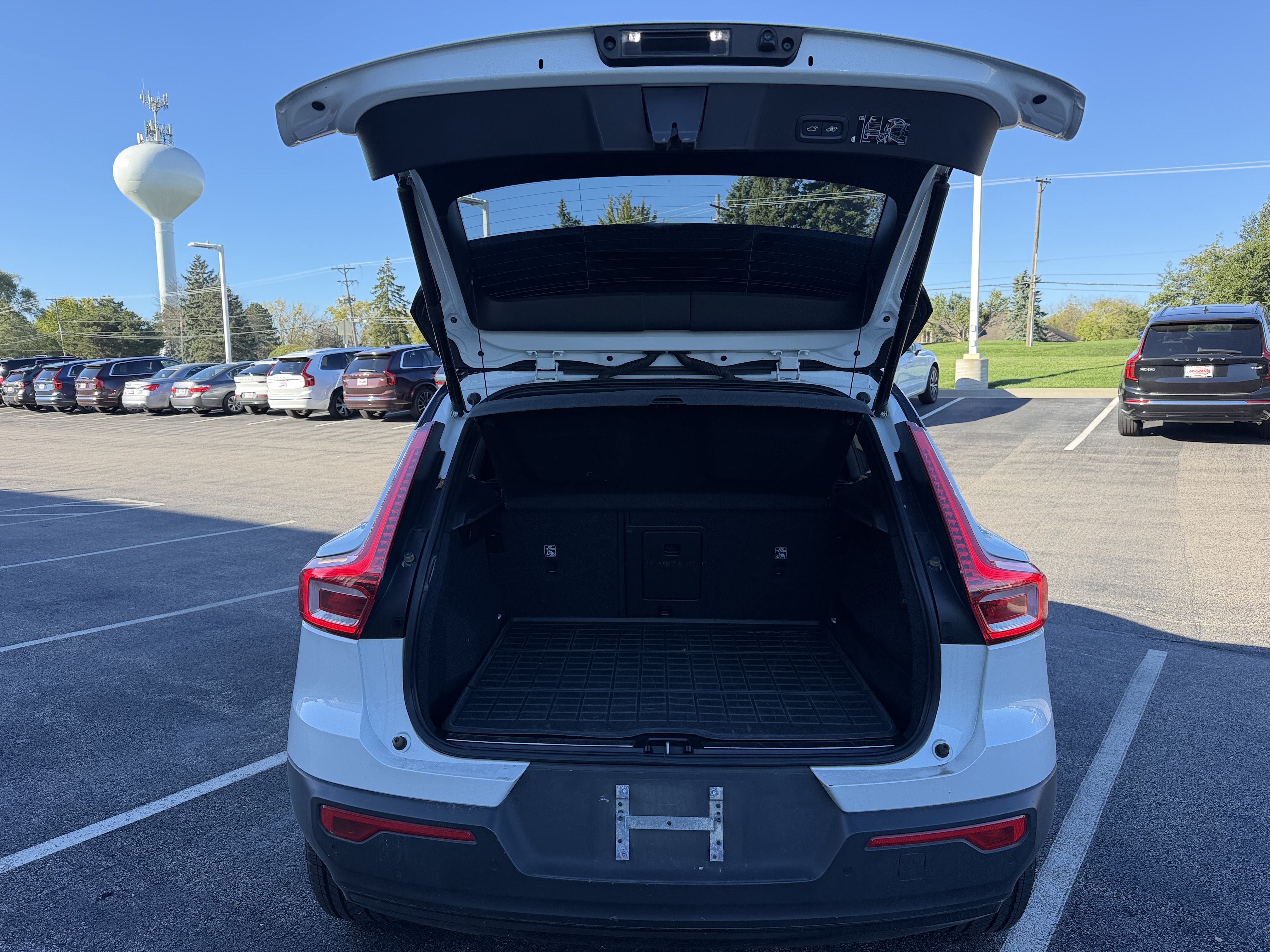 Used 2021 Volvo XC40 T5 R-Design w/ Protection Package AWD/4WD image 11