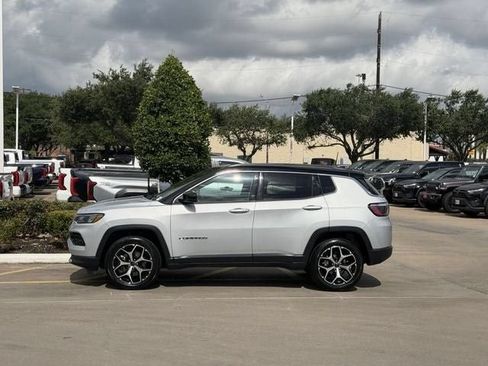 Used 2025 Jeep Compass Limited AWD/4WD image 4