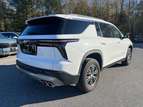Used 2025 Chevrolet Traverse LT image 10